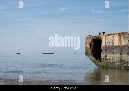 Détail d'un fragment du port artificiel mûrier de l'opération Overlord d d-Day. Il est à moitié enterré et collé sur la plage, il est plein de mousse Banque D'Images