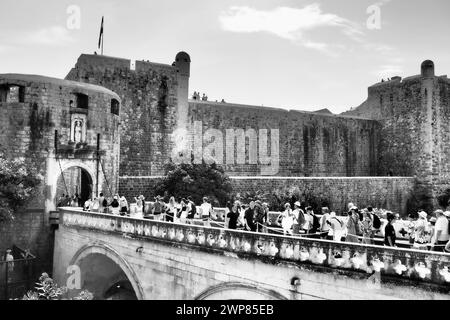 Pile Gate Dubrovnik Croatie 14 août 2022 les hommes et les femmes marchent le long du pont de pierre à la porte de la vieille ville. Foule de touristes. Occupé Banque D'Images