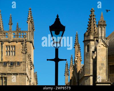 Radcliffe Square se trouve au cœur du quartier historique d'Oxford. Sur la droite, nous voyons une partie de la célèbre bibliothèque Bodleian. Datant - en partie - à th Banque D'Images