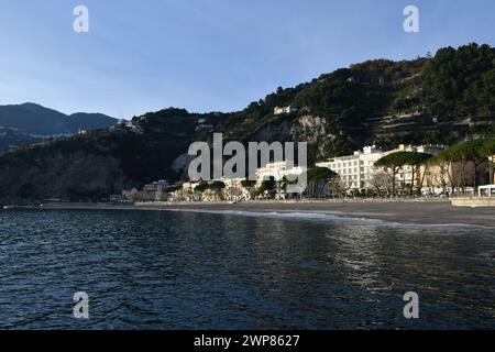 Vue sur la ville de Maiori sur la route vers la station touristique d'Amalfi. Banque D'Images