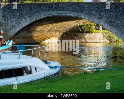 Abingdon prétend être la plus ancienne ville d'Angleterre. Ici, nous voyons sous son célèbre pont de pierre médiéval, par un beau matin d'été. Le pont était Be Banque D'Images