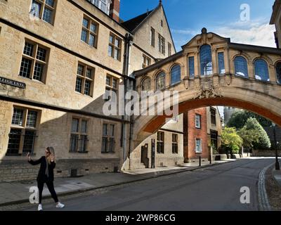 Reliant deux parties du Hertford College, Oxford, son monument historique Hertford Bridge - souvent surnommé le Pont des Soupirs a été achevé en 1914. Étrange Banque D'Images