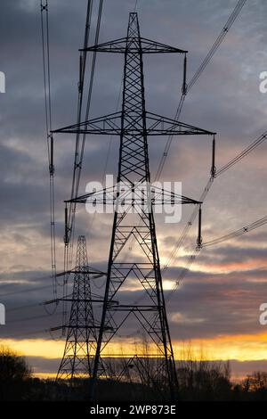 J'ai toujours été fasciné par nos pylônes du Royaume-Uni - ce que l'on appelle dans une grande partie du monde des tours de transmission. En marchant sur le paysage, ils ha Banque D'Images