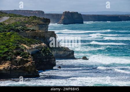 Vue depuis le Port Campbell Discovery Walk à travers Port Campbell Bay jusqu'à The point, Port Campbell, Victoria, Australie Banque D'Images