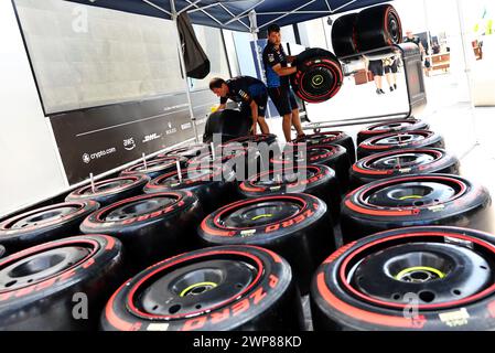 Djeddah, Arabie Saoudite. 06 mars 2024. Paddock Atmosphere - mécanique Red Bull Racing avec pneus Pirelli. 06.03.2024. Formula 1 World Championship, Rd 2, Saudi Arabian Grand Prix, Djeddah, Arabie Saoudite, jour de préparation. Le crédit photo devrait se lire : XPB/Alamy Live News. Banque D'Images