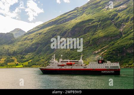 Le MS Vesterålen est un bateau Hurtigruten traversant le fjord de Geiranger par une journée ensoleillée, Geiranger, Norvège Banque D'Images