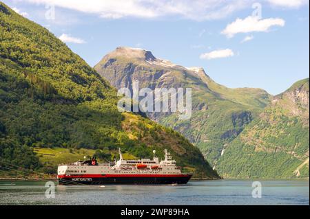 Le MS Vesterålen est un bateau Hurtigruten traversant le fjord de Geiranger par une journée ensoleillée, Geiranger, Norvège Banque D'Images