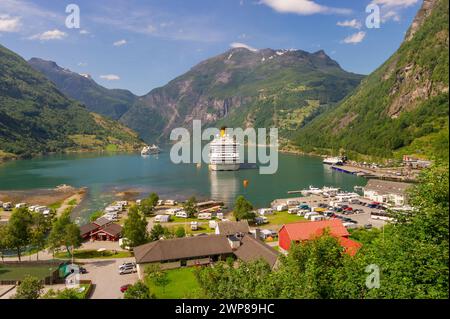 Le bateau de croisière italien Costa Fortuna a ancré à Geiranger par une journée ensoleillée, dans le fjord de Geiranger, en Norvège Banque D'Images