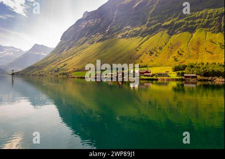 Commune norvégienne éloignée au bord de l'eau dans le fjord de Geiranger, Norvège Banque D'Images