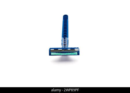 Gros plan du rasoir jetable bleu utilisé qui est sale et rouillé isolé sur fond blanc. Fabriqué en plastique et utilisé pour raser les moustaches et la barbe. Banque D'Images