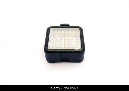 Petit éclairage LED pour la photographie et la vidéographie isolé sur fond blanc. Banque D'Images