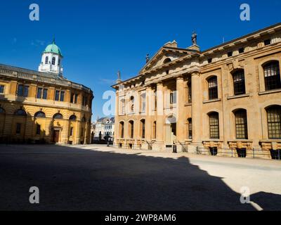 Trois célèbres bâtiments classiques au coeur d'Oxford - le théâtre Sheldonian, la bibliothèque Bodleian et Clarendon Building - peuvent tous être vus ici. T Banque D'Images