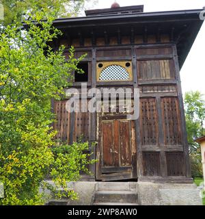 Banja Koviljaca, Serbie, Guchevo, Loznica, 30 septembre, 2022. Centre de réhabilitation avec eaux minérales de soufre et de fer. Une ancienne maison en bois au-dessus d'un Banque D'Images