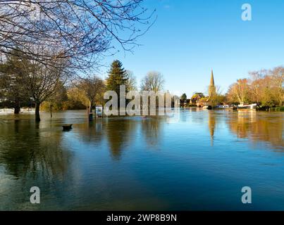 Une belle vue sur la Tamise à Abingdon par un matin d'hiver incandescent. Nous sommes sur le pont médiéval d'Abingdon, regardant en aval vers St Helen's Wharf Banque D'Images