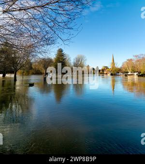 Une belle vue sur la Tamise à Abingdon par un matin d'hiver incandescent. Nous sommes sur le pont médiéval d'Abingdon, regardant en aval vers St Helen's Wharf Banque D'Images