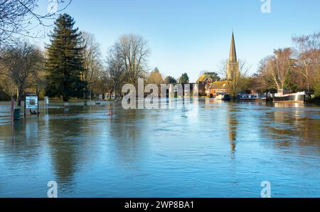 Une belle vue sur la Tamise à Abingdon par un matin d'hiver incandescent. Nous sommes sur le pont médiéval d'Abingdon, regardant en aval vers St Helen's Wharf Banque D'Images