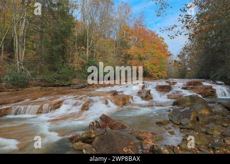 Photographie de Muddy Creek Falls sur Muddy Creek près de Kingwood, Virginie-occidentale en automne. Banque D'Images