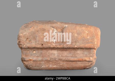 Fragment d'une capitale de Hatry du Ier siècle av. J.-C., illustrant la décoration architecturale romaine primitive et des motifs en relief. Banque D'Images