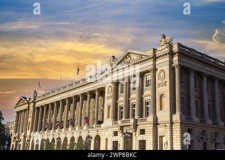 Le bâtiment historique sur la place de la Concorde au coucher du soleil à Paris, France Banque D'Images