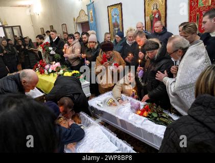 Non exclusif : RAUKHIVKA, UKRAINE - le 5 MARS 2024 - des membres du public assistent à un événement commémoratif pour le personnel militaire Tetiana et Oleh Kravets Banque D'Images