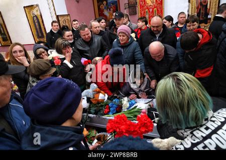 Non exclusif : RAUKHIVKA, UKRAINE - le 5 MARS 2024 - des membres du public assistent à un événement commémoratif pour le personnel militaire Tetiana et Oleh Kravets Banque D'Images