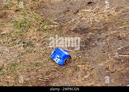 Litière dans l'herbe le long d'une route Banque D'Images