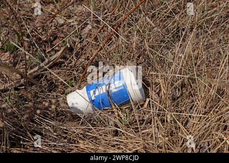 Litière dans l'herbe le long d'une route Banque D'Images