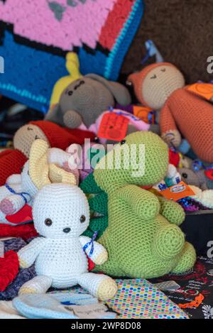 Assortiment de jouets crochetés exposés sur un canapé Banque D'Images
