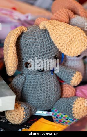 Jouets en peluche assortis sur la table à côté d'un livre Banque D'Images