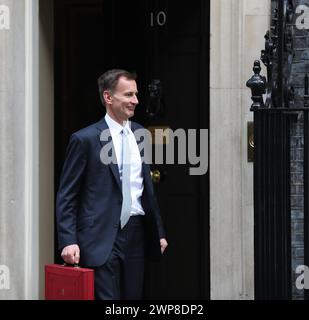 Londres, Royaume-Uni. 6 mars 2024. Le chancelier britannique de l'Échiquier Jeremy Hunt quitte le 10 Downing Street pour présenter son budget au Parlement. Crédit : Uwe Deffner/Alamy Live News Banque D'Images