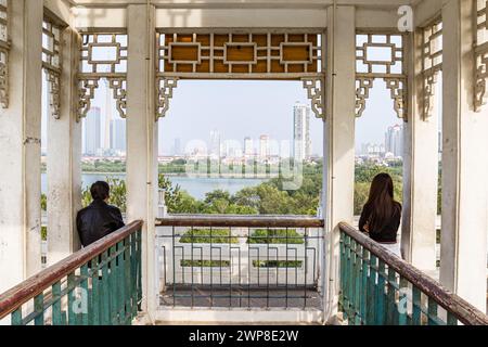 Les gens apprécient la vue sur l'horizon de Tianjin, Chine Banque D'Images