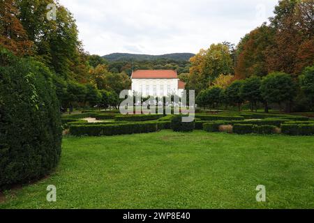 Banja Koviljaca, Serbie, Guchevo, Loznica, sept 30 2022 Centre de réhabilitation avec des eaux minérales de soufre et de fer. Paysage au Kur-salon avec gra Banque D'Images