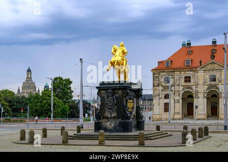 Cavalier d'or, statue équestre de l'électeur saxon et roi de Pologne, Auguste le fort devant le Blockhaus à Dresde, Saxe, Allemagne. Banque D'Images