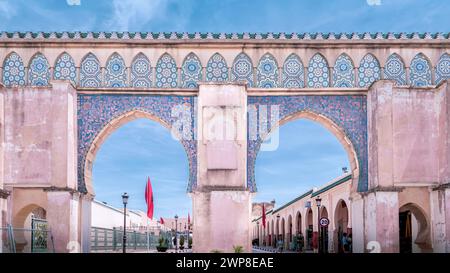 Une vue panoramique d'un bâtiment marocain orné d'ornements complexes à Meknès, Maroc Banque D'Images