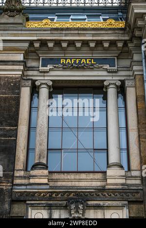 Inscription RAFFAEL sur la façade nord du bâtiment Lipsius de l'Académie des Beaux-Arts de Dresde, Saxe, Allemagne. Banque D'Images