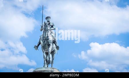 La statue équestre de la gendarme Anne de Montmorency sous un ciel bleu nuageux Banque D'Images