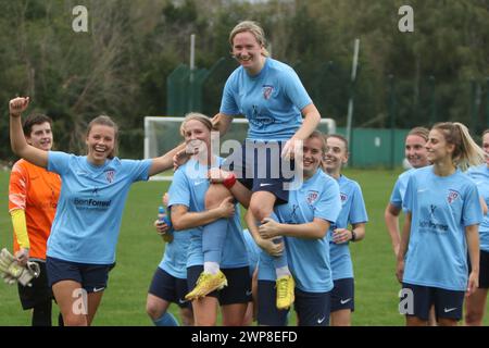 Richmond et Kew célèbrent la victoire en soulevant le buteur sur les épaules Richmond et Kew Women's FC vs Richmond Park Women's FC Women's FA Cup 1er octobre 2023 Banque D'Images