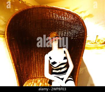 Un mannequin vintage assis dans une chaise classique en osier au BikiniARTmuseum Bad Rappenau Banque D'Images