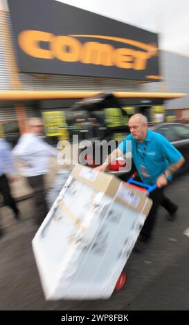 08/11/12 les acheteurs affluent au magasin Comet à Derby après que le magasin lance une vente de feu dans une tentative de vider le stock avant que les magasins commencent à fermer ne Banque D'Images