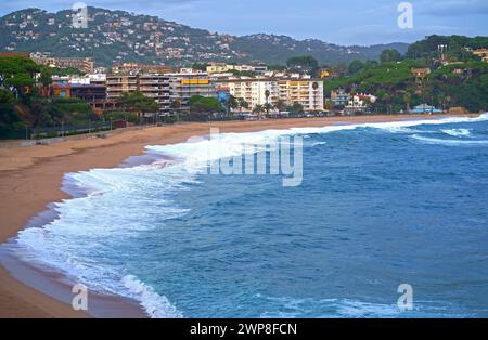 Plage de Fenals, Lloret de Mar Espagne. Vue de dessus d'une plage déserte par temps nuageux, bleu, turquoise, eau épaisse, végétation verte, tempête en mer. Banque D'Images