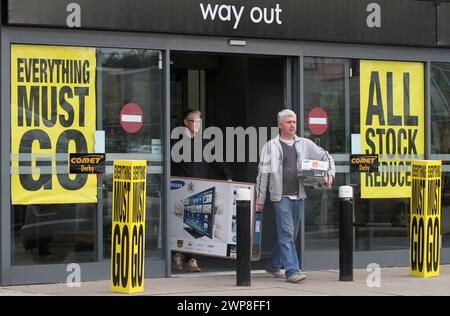 08/11/12 les acheteurs affluent au magasin Comet à Derby après que le magasin lance une vente de feu dans une tentative de vider le stock avant que les magasins commencent à fermer ne Banque D'Images