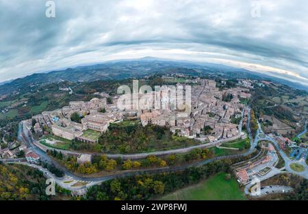 Une vue aérienne du village médiéval d'Urbino. Italie Banque D'Images