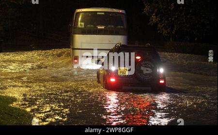 21/11/12 Un autobus scolaire, avec des enfants à bord, traverse les eaux de crue à plus de quatre pieds de profondeur à l'extérieur du château de Kenilworth, dans le Warwickshire aujourd'hui. Banque D'Images