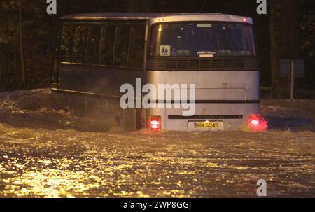 21/11/12 Un autobus scolaire, avec des enfants à bord, traverse les eaux de crue à plus de quatre pieds de profondeur à l'extérieur du château de Kenilworth, dans le Warwickshire aujourd'hui. Banque D'Images
