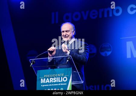 Lorenzo Cesa intervient lors d'un rassemblement électoral pour les élections régionales des Abruzzes à Pescara en soutien à Marco Marsilio. Banque D'Images