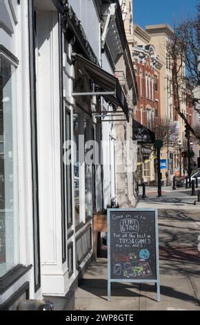 Une vue générale de main Street à Ossining, Westchester, New York avec un panneau pour Penny & Ting, un magasin de jouets de quartier. Banque D'Images