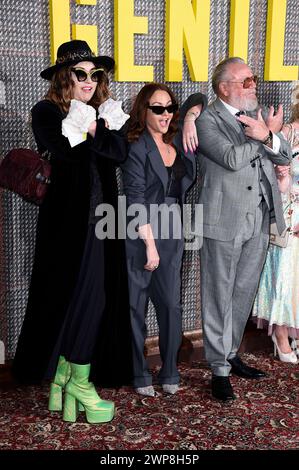 Lois Winstone, Jaime Winstone und Ray Winstone BEI der Premiere der Netflix-Serie The Gentlemen im Theatre Royal Drury Lane. Londres, 05.03.2024 *** lois Winstone, Jaime Winstone et Ray Winstone lors de la première de la série Netflix The Gentlemen au Theatre Royal Drury Lane Londres, 05 03 2024 Foto:xS.xVasx/xFuturexImagex Gentlemen 4422 Banque D'Images