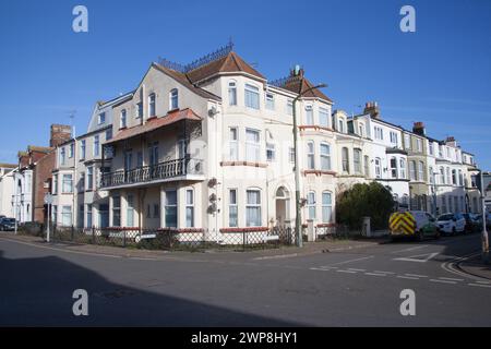 Une rangée de maisons mitoyennes à Clacton on on Sea dans l'Essex au Royaume-Uni Banque D'Images