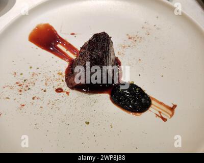 un morceau de sauce boeuf frit sur l'assiette prêt à manger Banque D'Images