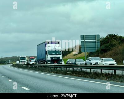 Ipswich, Suffolk - 14 février 2024 : retards importants sur l'A14 en direction ouest à Nacton. Route fermée en raison d'un incident géré par la police. La direction est de l'A14 est dégagée. Banque D'Images